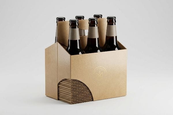 金箔のブランドロゴと構造的な溝が目立つ、ダークカラーのビールボトル6本を収納できる、段ボール製のクラフト紙製6本入りビールキャリア。.