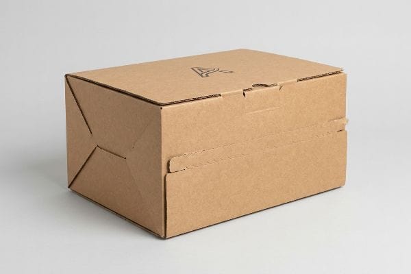 Boîte d'expédition Amazon FFP Boîte en carton ondulé brun avec un logo stylisé sur le dessus, conçue pour l'expédition Amazon FFP SIOC.