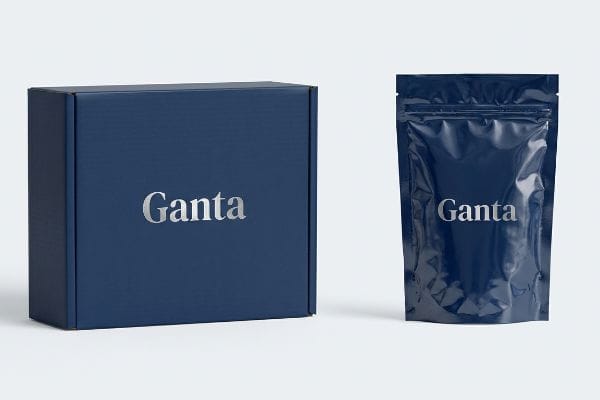 Ganta Verpackungsarten Marineblauer, stabiler Karton und flexibler Ganta-Beutel mit silberner Folienprägung präsentieren die Vielfalt der Verpackungsarten.