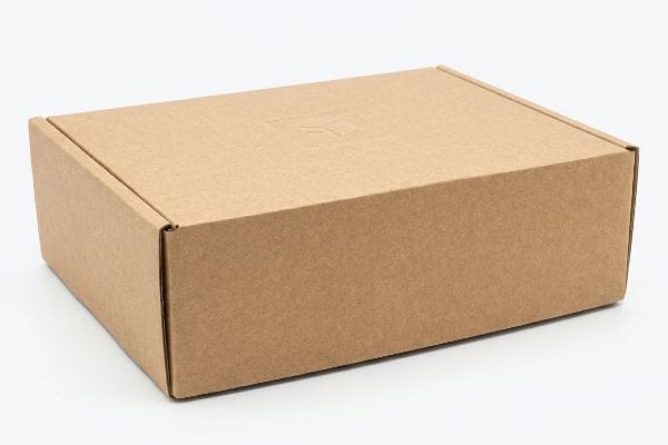 Kraftbrauner Versandkarton Ein robuster, E-Wellen-Versandkarton aus kraftbraunem Wellpappe mit dezentem, geprägtem Logo auf der Oberseite eignet sich ideal für den sicheren Versand.