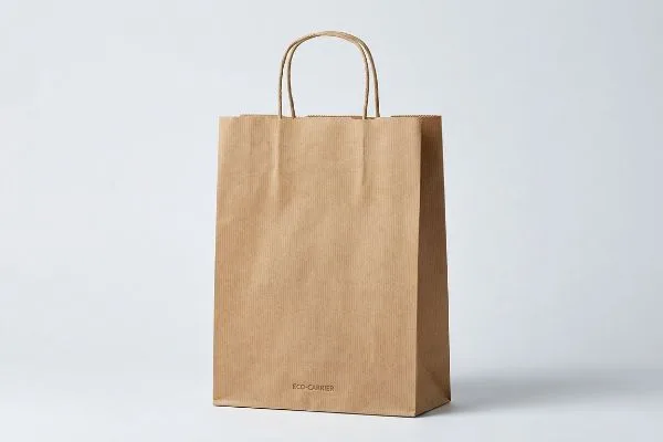 Sacola ecológica em papel kraft castanho com textura canelada vertical e pegas resistentes.