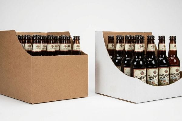 特注ビールボトルトレイ 茶色と白の段ボール製トレイ(それぞれに特注の型抜き加工が施されている)に、ミラー・ハイライフのビール瓶が陳列されている。.