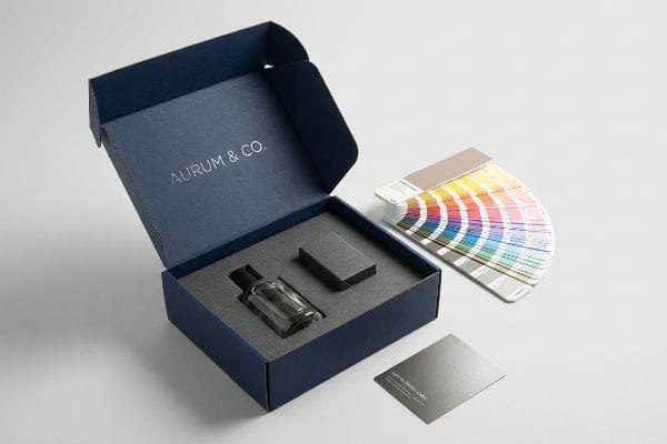marineblaue Versandbox, Pantone-Farbmuster