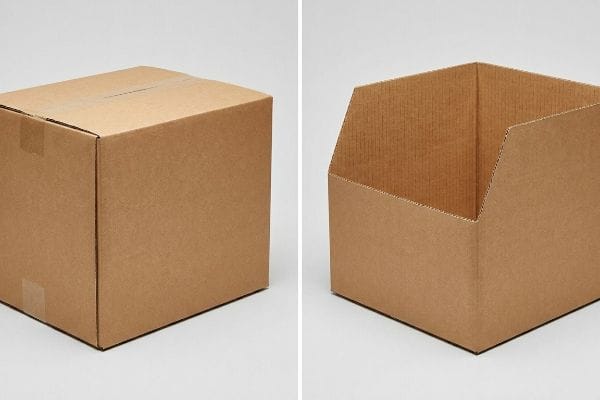 Braune Wellpappkartons, auf denen ein geschlossener Regular Slotted Container (RSC) neben einem offenen Half Slotted Container (HSC) für Verpackungszwecke zu sehen ist.