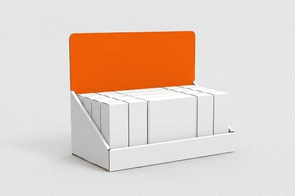 Thekendisplay mit orangefarbener Überschrift Weißes Ladenthekendisplay mit leuchtend orangefarbener Überschrift, auf dem leere weiße Produktkartons für die Verkaufsverpackung präsentiert werden.