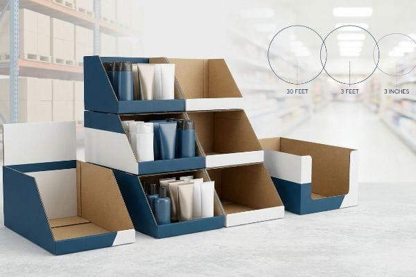Tabuleiros de cartão prontos para venda, com marca em azul e branco, exibindo produtos e ilustrando a regra de envolvimento no retalho de 30 pés, 3 pés e 3 polegadas.