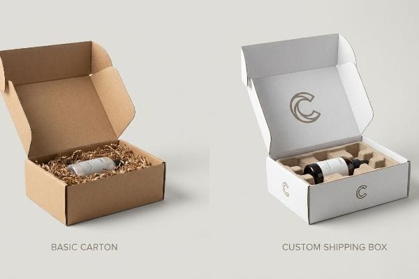 Standard- vs. individuelle Verpackungen Brauner Standardkarton mit zerkleinertem Papier und einer durchsichtigen Flasche, im Kontrast zu einem weißen, individuell gestalteten Versandkarton mit einem „C“-Logo und geformtem Einsatz.