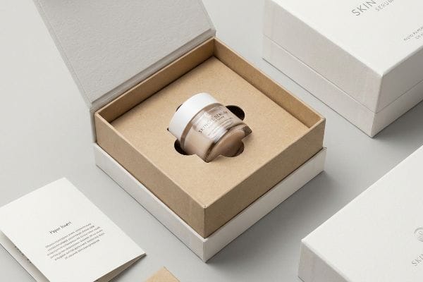 Белая жесткая коробка с вырезанной из картона вставкой, надежно удерживающей стеклянную баночку сыворотки Skinceuticals, что придает процессу распаковки ощущение роскоши.