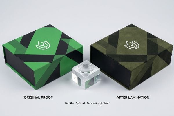 تأثير التعتيم بالتغليف صندوق هدايا CBD ذو اللون الأخضر النابض بالحياة "Original Proof" مقارنة بصندوق "After Lamination" ذي اللون الزيتوني الداكن، مما يوضح تأثير التعتيم البصري الملموس الناتج عن التغليف الناعم الملمس.