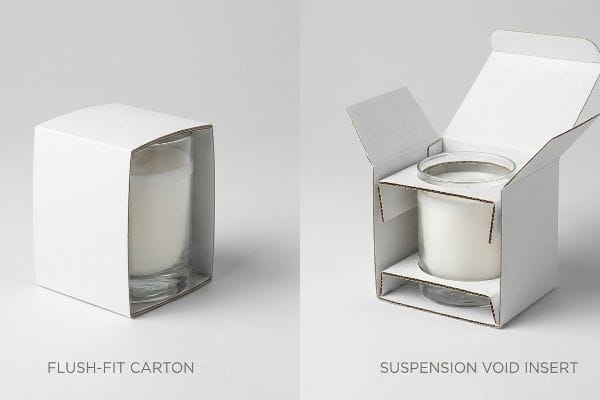 Comparación de envases de velas Comparación de envases blancos: caja de cartón ajustada al ras con vela de vidrio e inserto de suspensión para la protección de la vela.